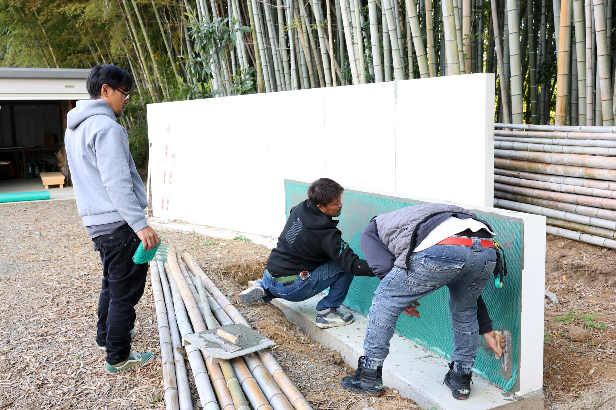 作業するスタッフ