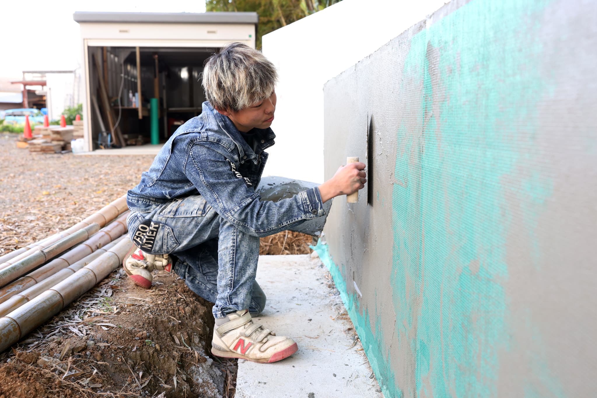 壁を塗るスタッフ