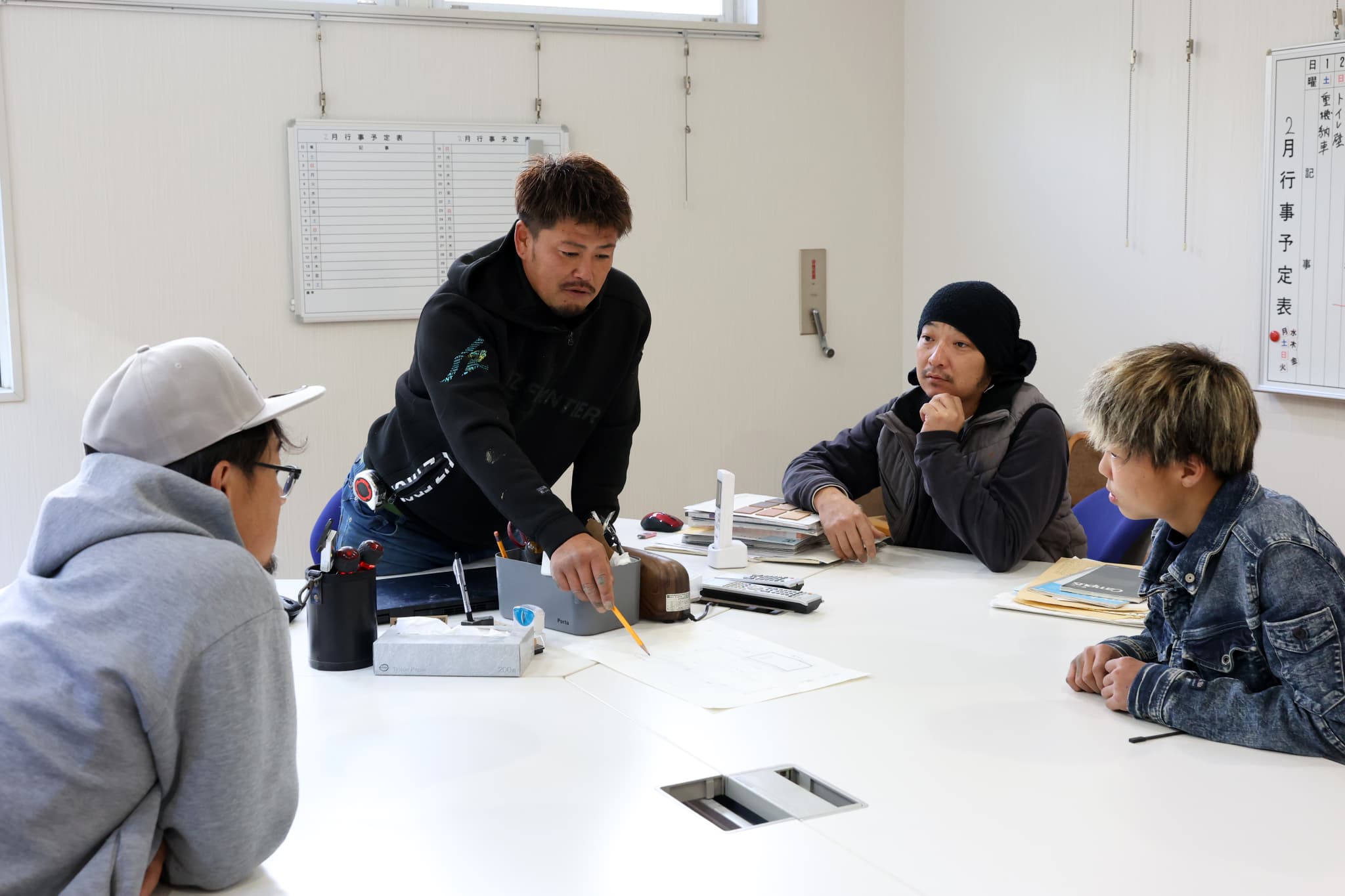 話し合うスタッフ