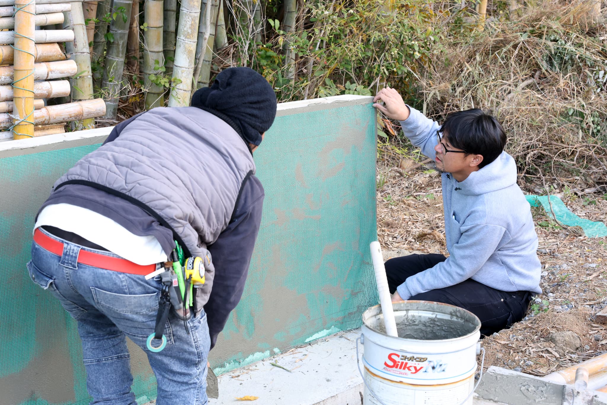 壁を塗るスタッフ