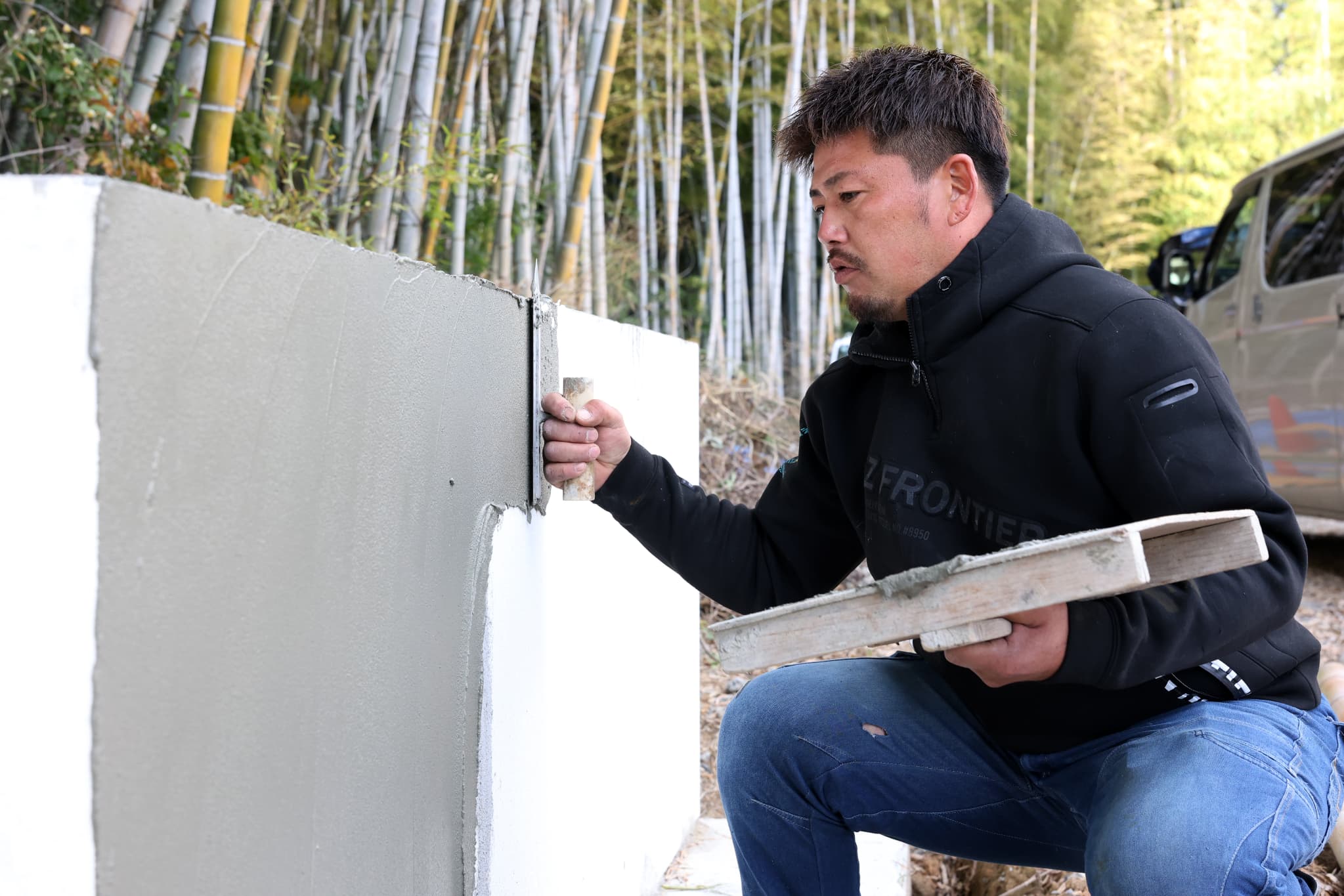 壁を塗るスタッフ