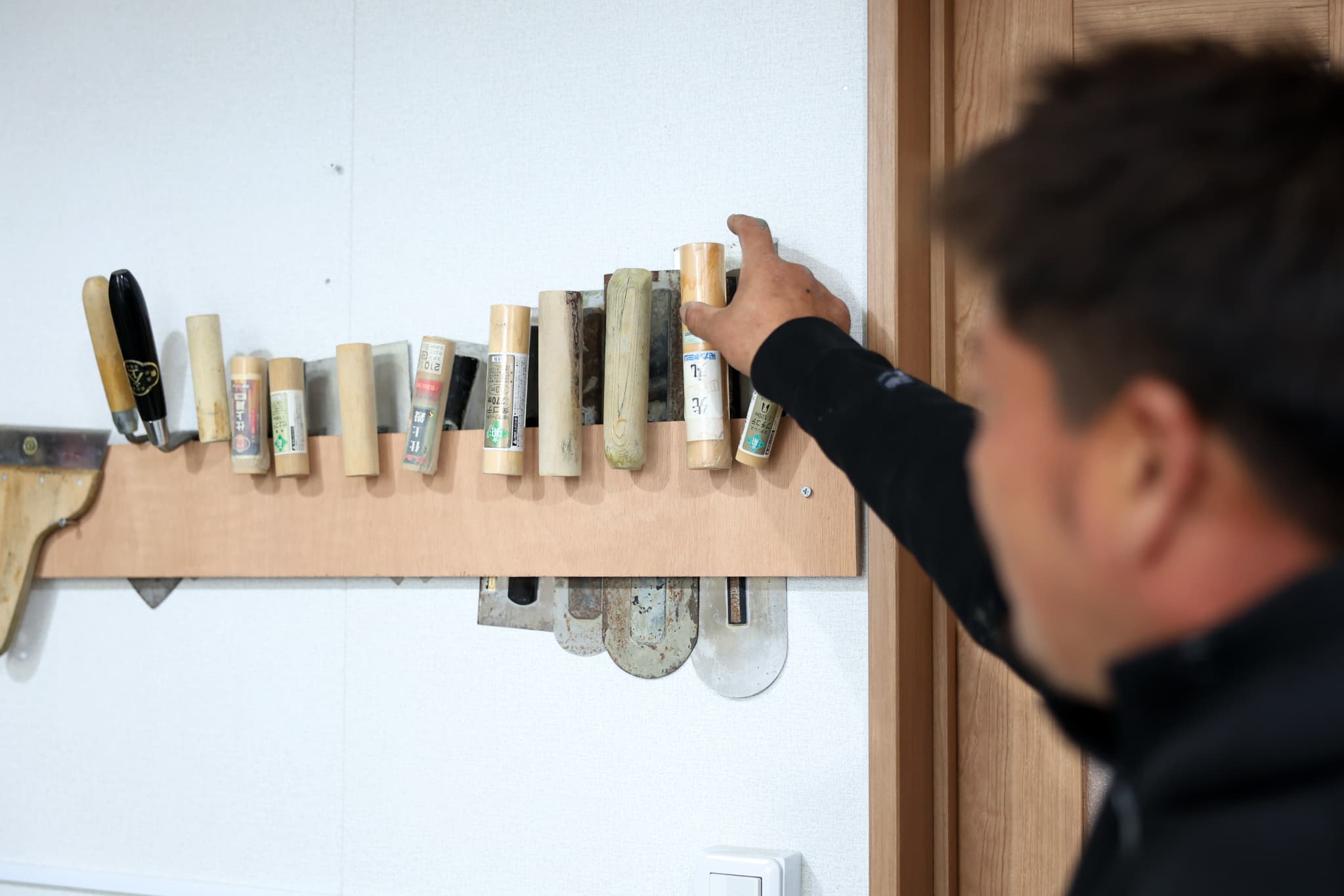 工具を置くスタッフ