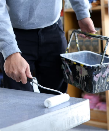 ペンキを塗るスタッフ