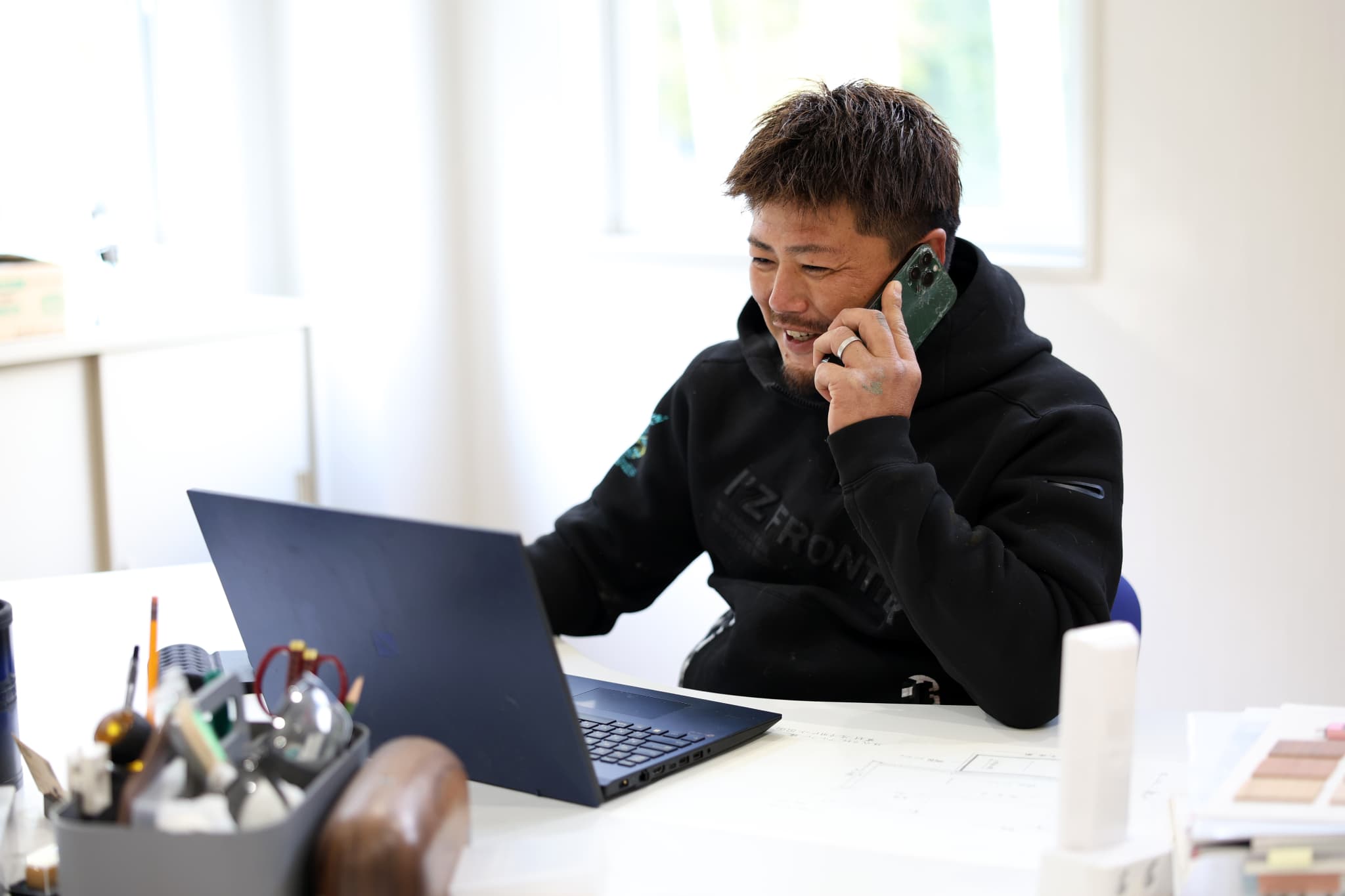 電話するスタッフ